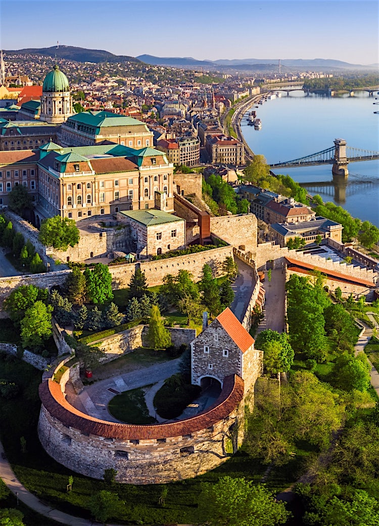 Budapest skyline featuring Buda Castle, Chain Bridge, and the Danube River, overlooking Hungary’s historic capital city.