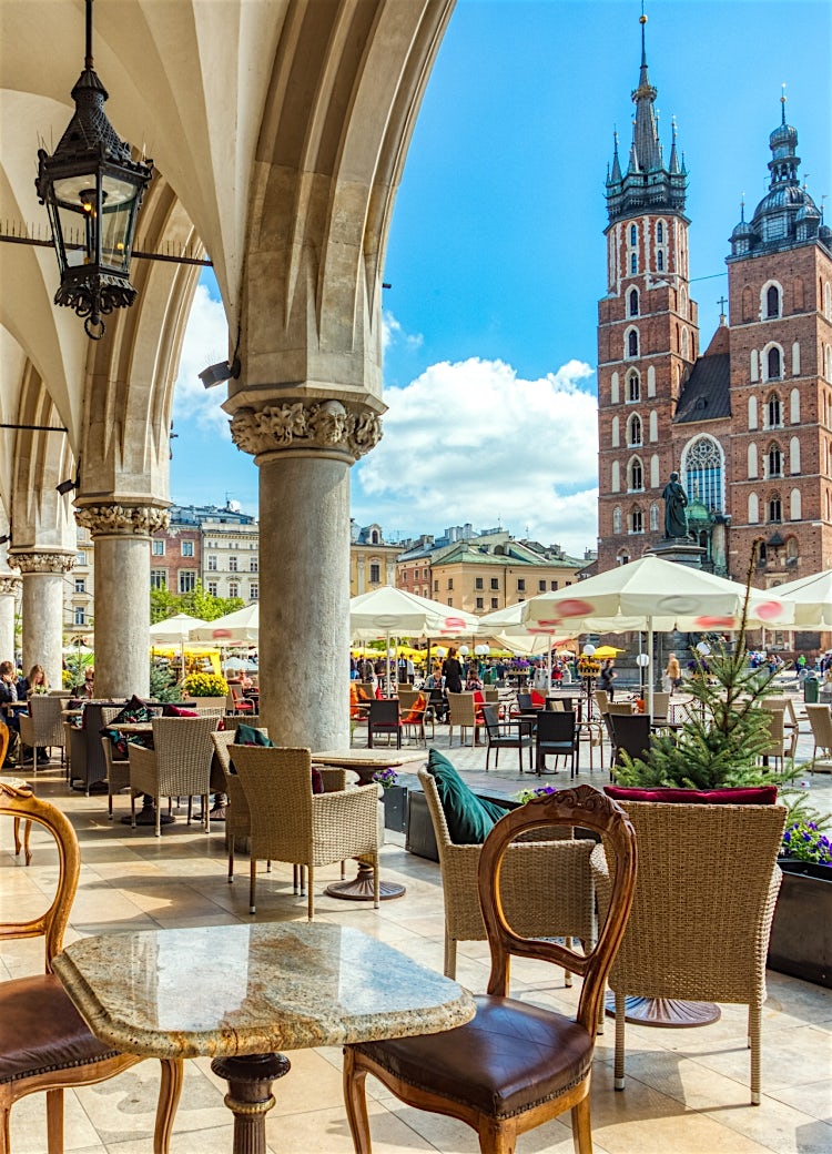 Kraków Main Market Square with historic arcades, outdoor cafés, St. Mary’s Basilica and vibrant Old Town atmosphere.